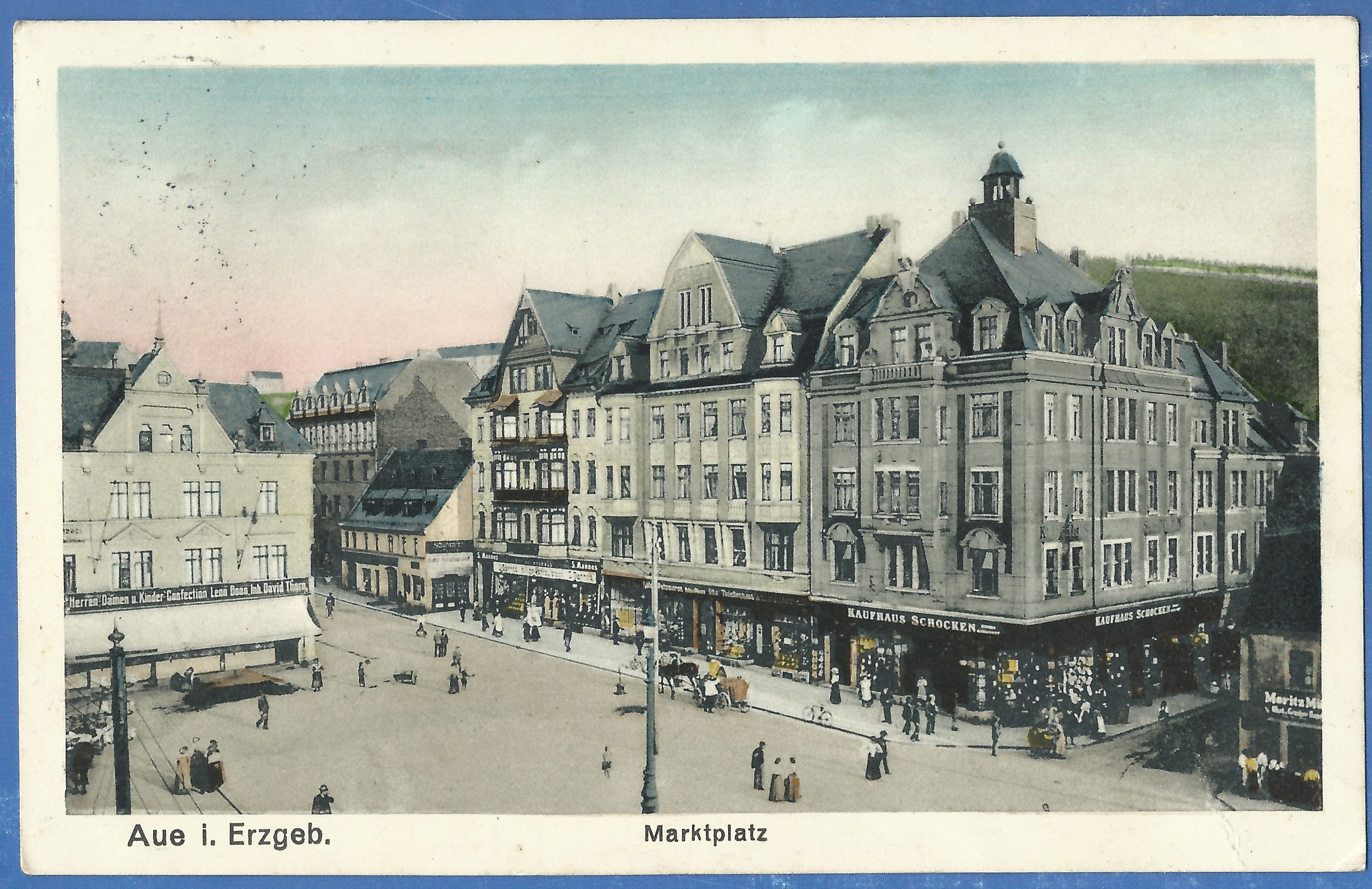 Titel: Historische Ansichtskarte von Aue im Erzgebirge mit dem Marktplatz und dem Kaufhaus Schocken, versandt am 30. August 1915, Fotografiert von: unbekannt, Urheber: Verlag Kaufhaus Schocken, Aue, Bildquelle: Private Sammlung Peter Karl Müller, Kirchheim am Ries, Lizenz: CC BY-SA 4.0, Nutzer: PKM Titel: Historische Ansichtskarte von Aue im Erzgebirge mit dem Marktplatz und dem Kaufhaus Schocken, versandt am 30. August 1915, Fotografiert von: unbekannt, Urheber: Verlag Kaufhaus Schocken, Aue, Bildquelle: Private Sammlung Peter Karl Müller, Kirchheim am Ries, Lizenz: CC BY-SA 4.0, Nutzer: PKM