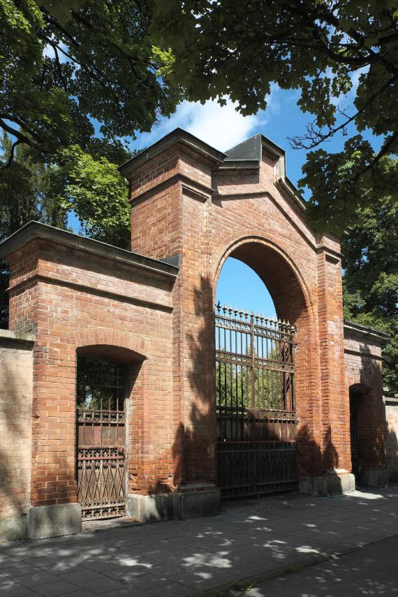 Entrance gate on Thalkirchner Straße with red bricks