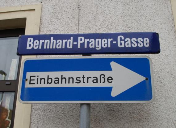 Straßenschild der Bernhard-Prager-Gasse