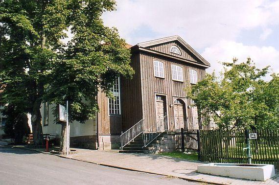 Farbaufnahme der restaurierten Synagoge. Die Seitenwände sind nun weiß verputzt.