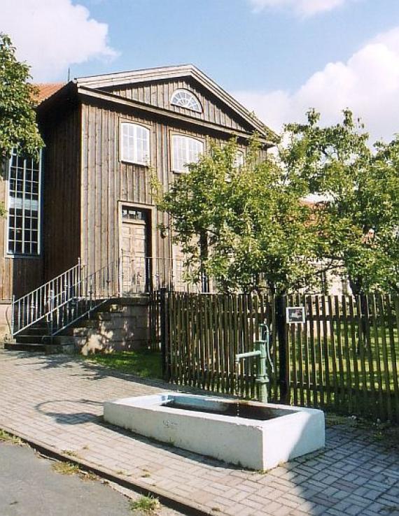 Dieselbe Ansicht mit dem Brunnen vor der Synagoge