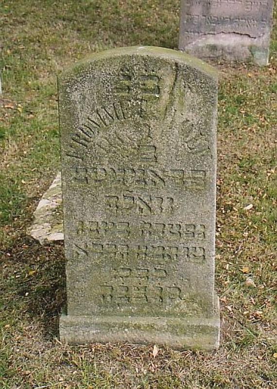 small, rough gravestone with Hebrew inscription