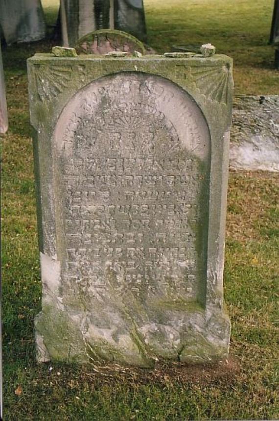 Hebrew inscription on gravestone