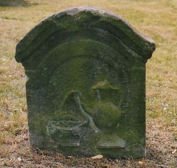 Mischform aus schlanker und bauchiger Form der Levitenkanne auf dem Grabstein