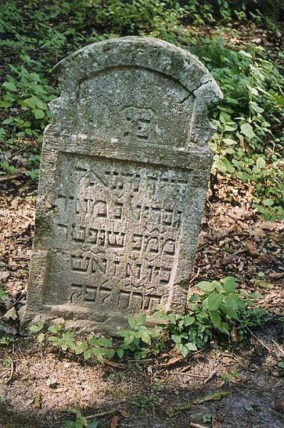 Grabstein mit hebräischer Inschrift