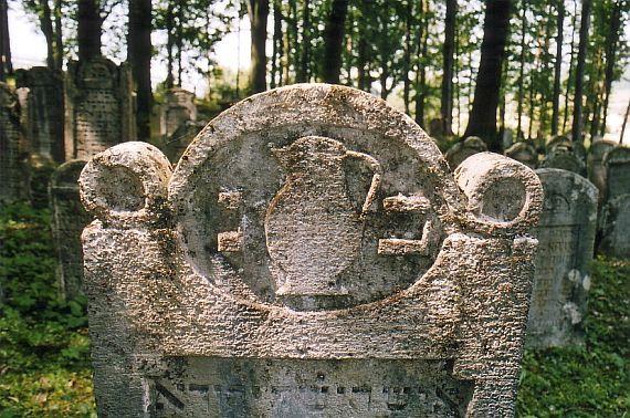 grobe Darstellung auf einem Grabstein