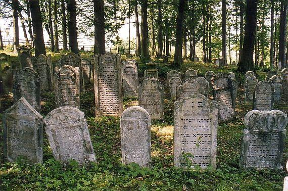 Front view of the tombstones