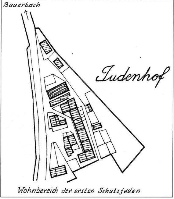 Der Hof hat eine spitz zulaufend dreieckige Form, links daneben die Straße.