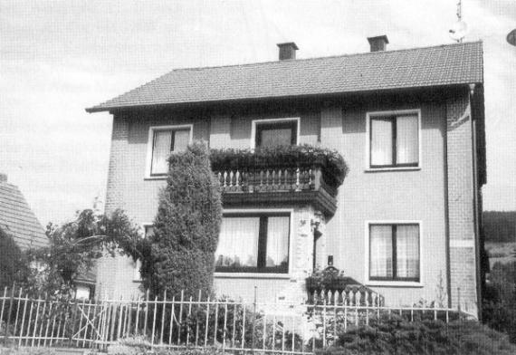 Schwarz-Weiß-Foto des verklinkerten Hauses mit Balkon