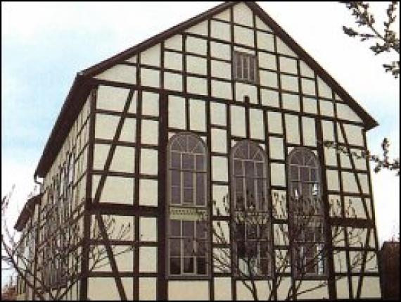 Gebäude mit Balken in der Fassade und hohen Fenstern