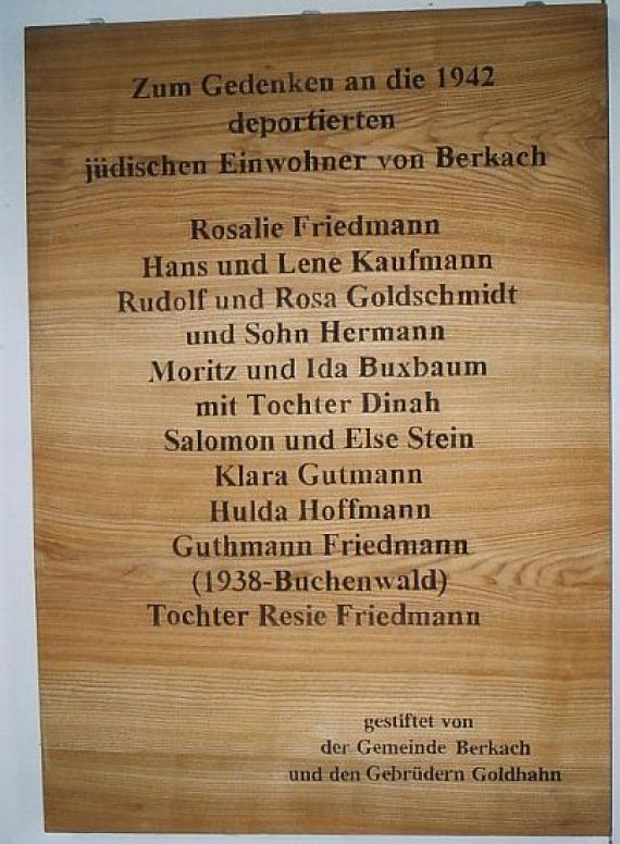 Auflistung der Namen auf einer Holztafel