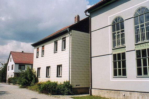 im Vordergrund die Synagoge, dahinter ein Wohnhaus