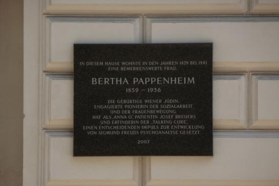 Neben den Lebensdaten auf der Tafel: "Die gebürtige Wiener Jüdin, engagierte Pionierin der Sozialarbeit und der Frauenbewegung, hat als 'Anna O.' Patientin Josef Breuers und Erfinderin der 'Talking Cure', einen entscheidenden Impuls zur Entwicklung von Sigmund Freuds Psychoanalyse gesetzt."