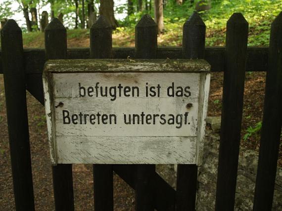 "[...]befugten ist das Betreten untersagt." Die Vorsilbe "Un-" ist unkenntlich gemacht.