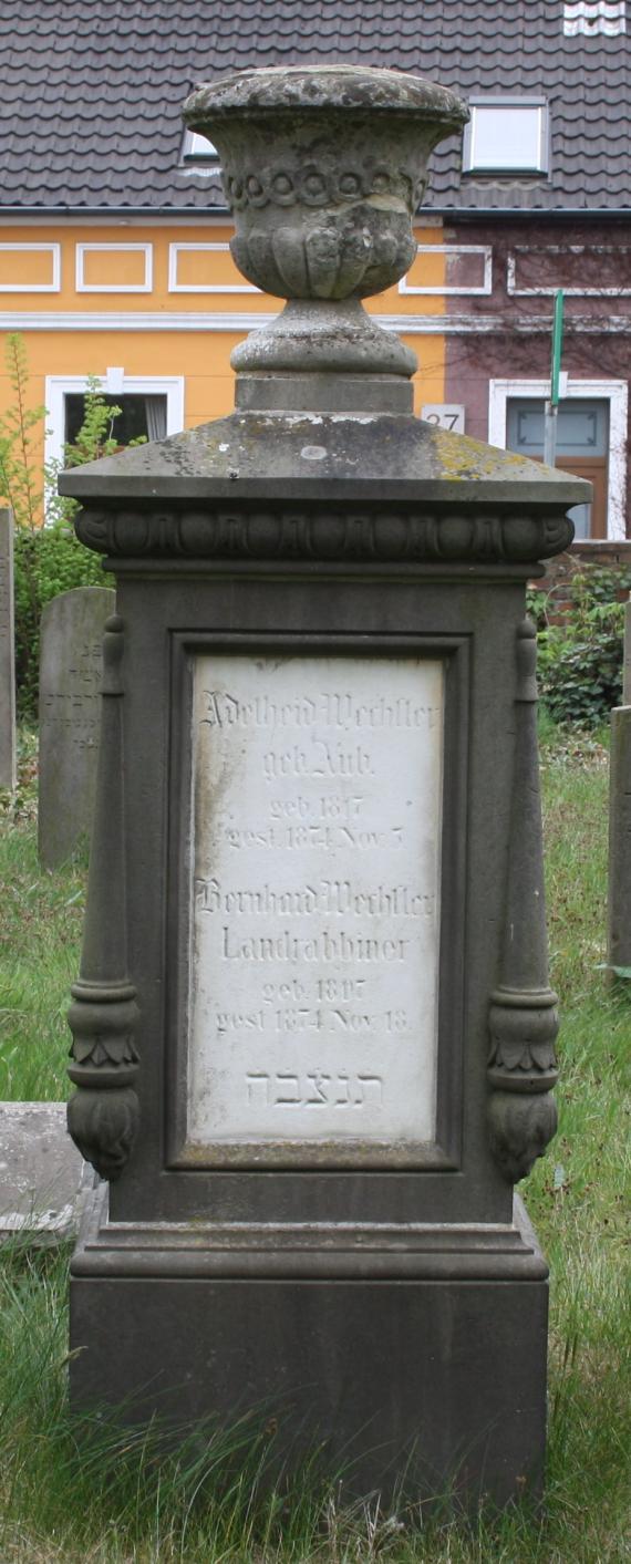 Grabstein des dritten Oldenburger Landrabbiners, Berhard Wechsler (1807-74), und seiner Ehefrau, Adelheid geb. Aub (1817-74), auf dem Jüdischen Friedhof zu Oldenburg.