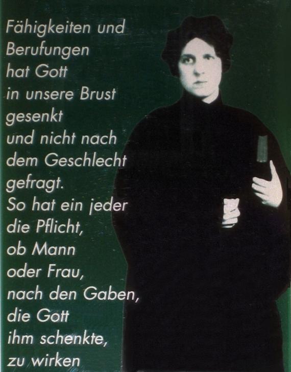 Gedenktafel (Ausschnitt) für Regina Jonas (1902-44), die erste Rabbinerin der Welt, am Haus Krausnickstraße 6 in Berlin-Mitte. 1944 wurde sie in Auschwitz ermordet.