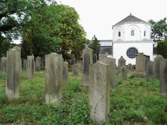 About 230 gravestones are preserved in the old Jewish cemetery on Dedestraße. The first burial took place in 1814, the last in 2010.