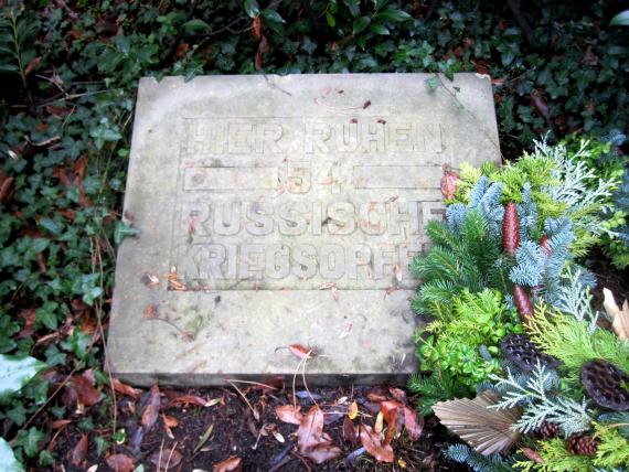 Das Massengrab für 54 russische Kriegsopfer wurde vor Mai 1945 auf dem jüdischen Friedhof angelegt. Die Identität der Opfer ist bis heute nicht vollständig geklärt.