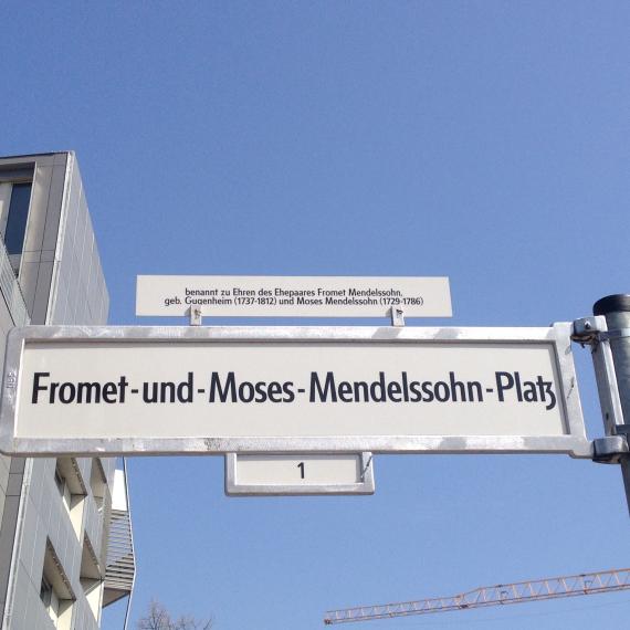 Foto des Straßenschildes: Fromet-und-Moses-Mendelssohn-Platz, benannt zu Ehren des Ehepaares Fromet Mendelssohn, geb. Gugenheim (1737-1812) und Moses Mendelssohn