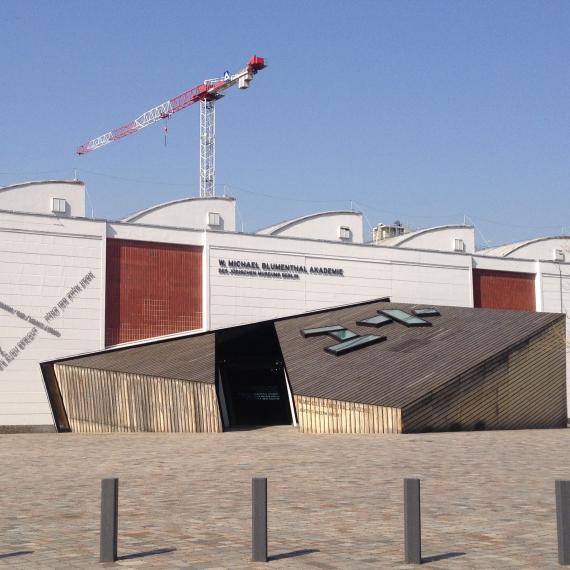 Aufnahme der Michael Blumenthal Akademie, die nach dem Zwischenräume-Design von Daniel Libeskind gebaut wurde