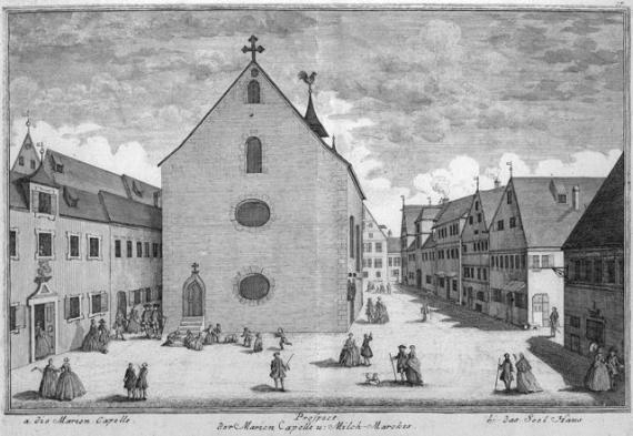 Bleistiftzeichnung der Marienkapelle, die alle anderen Gebäude am Platz überragt. Auf diesem sind mehrere Menschen zu sehen.