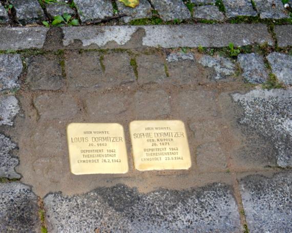 Golfene Steine auf Kopfsteinpflaster