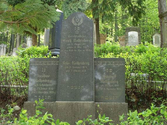 large family tombstone