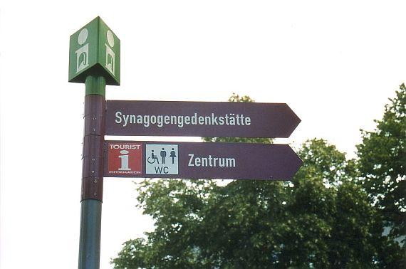 "Synagogengedenkstätte" steht auf dem Pfeil nach rechts