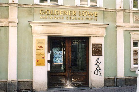 "Goldener Löwe. Nationale Gedenkstätte" steht über der großen Eingangstür