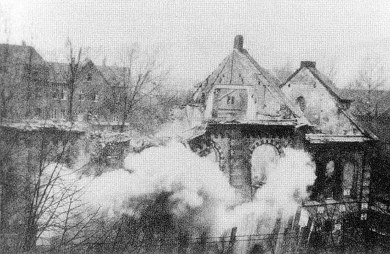 Dust cloud hides part of the synagogue