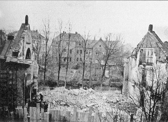 left and right the gables, in the middle the rubble pile