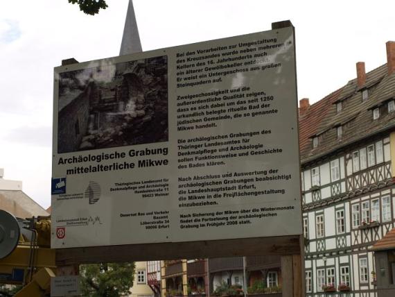 Text der Tafel in der Beschreibung, darauf ein Bild der Ruinen