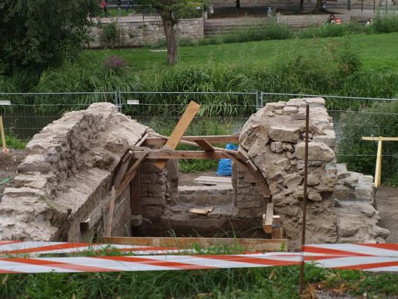 Mauerwerk bildet einen eingestürzten Bogen, der von provisorischen Holzbrettern gestützt wird