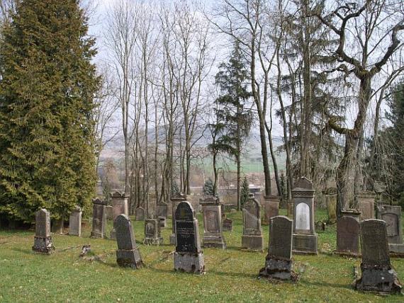 Blick aus weiterer Entfernung auf die Grabsteine