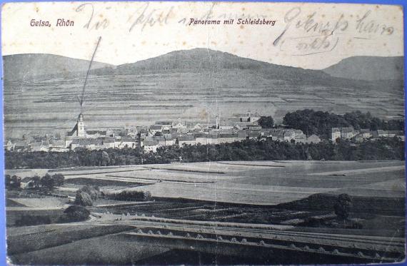 Schwarz-Weiß-Foto: im Vordergrund Felder, mittig die Stadt, wobei rechts vom Zentrum die Synagoge zu sehen ist, im Hintergrund der Schleidsberg