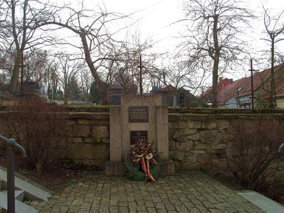 befindet sich vor der Mauer des leicht erhöhten Synagogengrundstücks