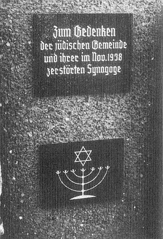 "In memory of the Jewish community and its [...] destroyed synagogue".