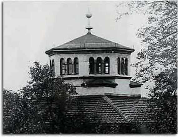 Close-up of the superstructure, which appears to be walkable; high, open windows