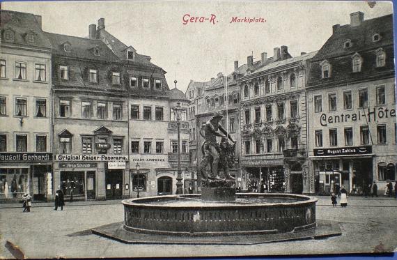 in the middle the Simson fountain, behind it on the right the store with shoes on display