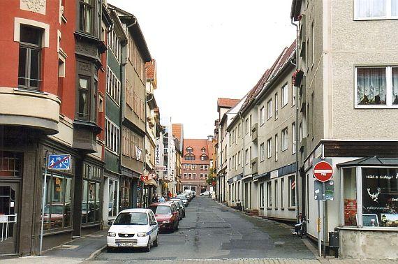 Blick in die Straße: links und rechts einfache Wohnhäuser mit zwei Etagen