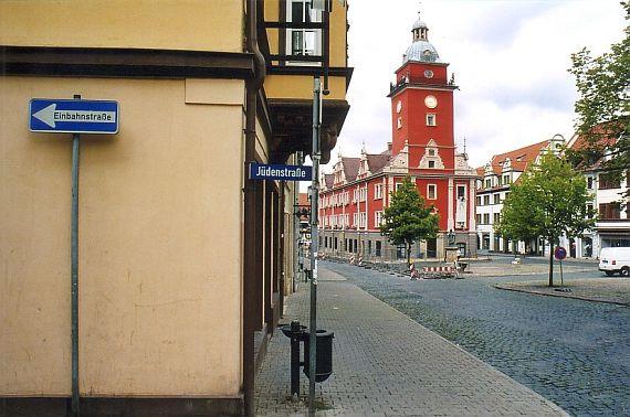 Blick auf einen roten Rathausturm