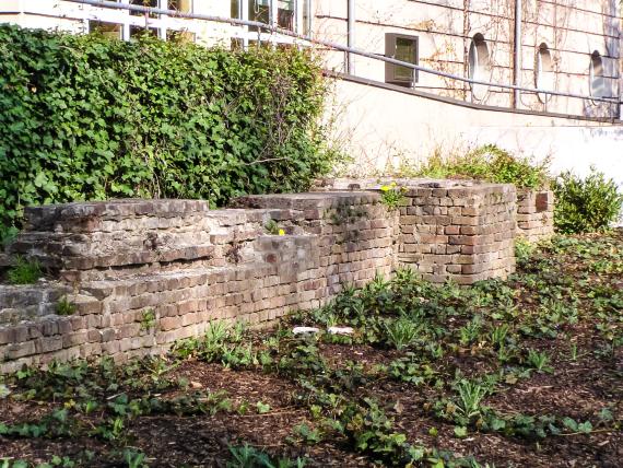 Wall made of field bricks of the former synagogue, about 18 m long.