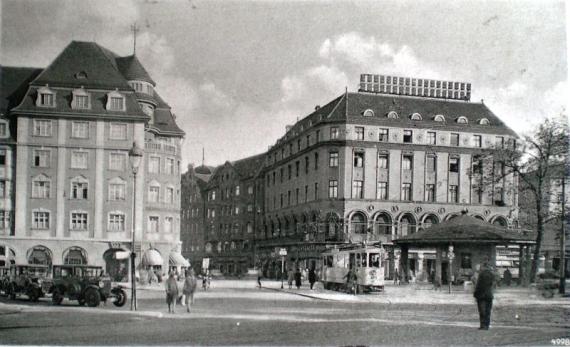 Blick auf die große Straße vor dem Gebäude des mehrstöckigen Warenhauses