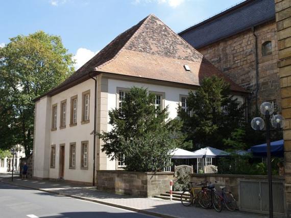 Blick auf die Synagoge mit spitzem rotem Dach von der Münzgasse