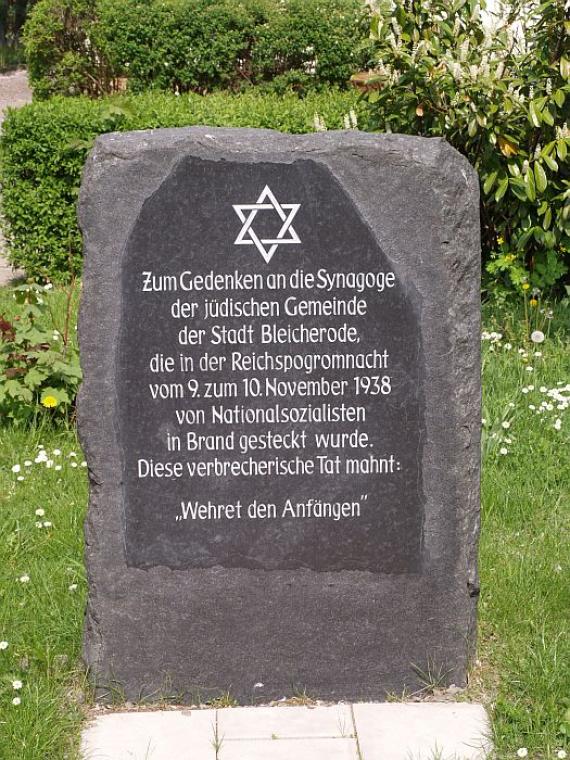 "Zum Gedenken an die Synagoge der jüdischen Gemeinde der Stadt Bleicherode, die in der Reichspogromnacht von 9. zum 10. November 1938 von Nationalsozialisten in Brand gesteckt wurde. Diese verbrecherische Tat mahnt: 'Wehret den Anfängen'"