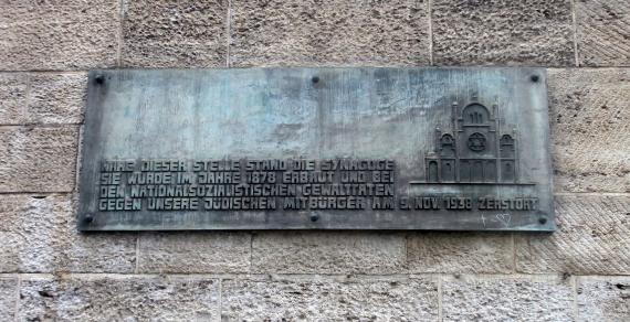 Gedenktafel für die Alte Synagoge mit Inschrift: "Nahe dieser Stelle stand die Synagoge. Sie wurde im Jahre 1878 erbaut und bei den nationalsozialistischen Gewalttaten gegen unsere jüdischen Mitbürger am 9. Nov. 1938 zerstört."