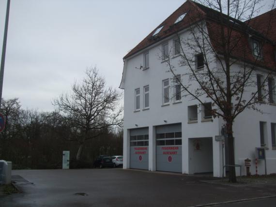 Blick von der Boller Straße auf das ehemalige Grundstück von Synagoge und Schule, heute Rangierplatz der Jebenhäuser Feuerwehr. 
