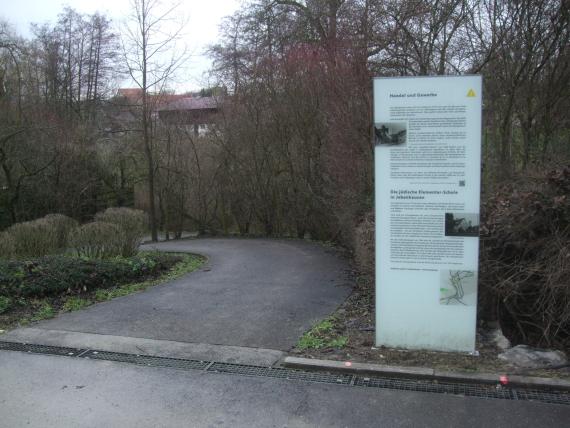 Über die Geschichte des ehemaligen jüdischen Schulhauses informiert seit 2017 auch eine Station des Jebenhäuser „Erinnerungsweges“.