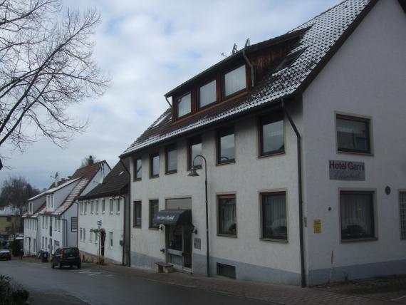 Straßenansicht „Vorderer Berg“ in Jebenhausen mit dem heutigen Hotel Garni „Elisabeth“ (Haus Nr. 9)