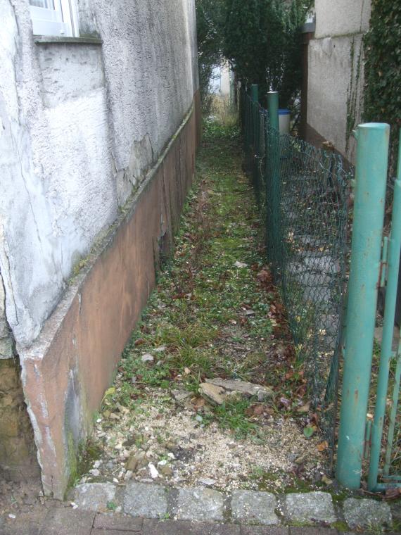 Zwischen Haus Nr. 8 und 10 führt nur ein schmaler Pfad zum ehemaligen Standort der Mikwe. 